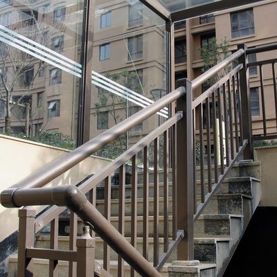 ステンレス鋼の柱と現代的なデザインの外観