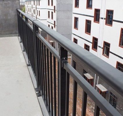 オフィス 建物 バランコ アルミ ハンドリル 現代のデザインと床のマウント